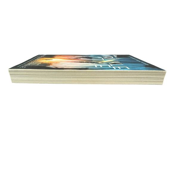 A Wrinkle in Time by Madeleine L'Engle (Paperback) - Picture 5 of 6